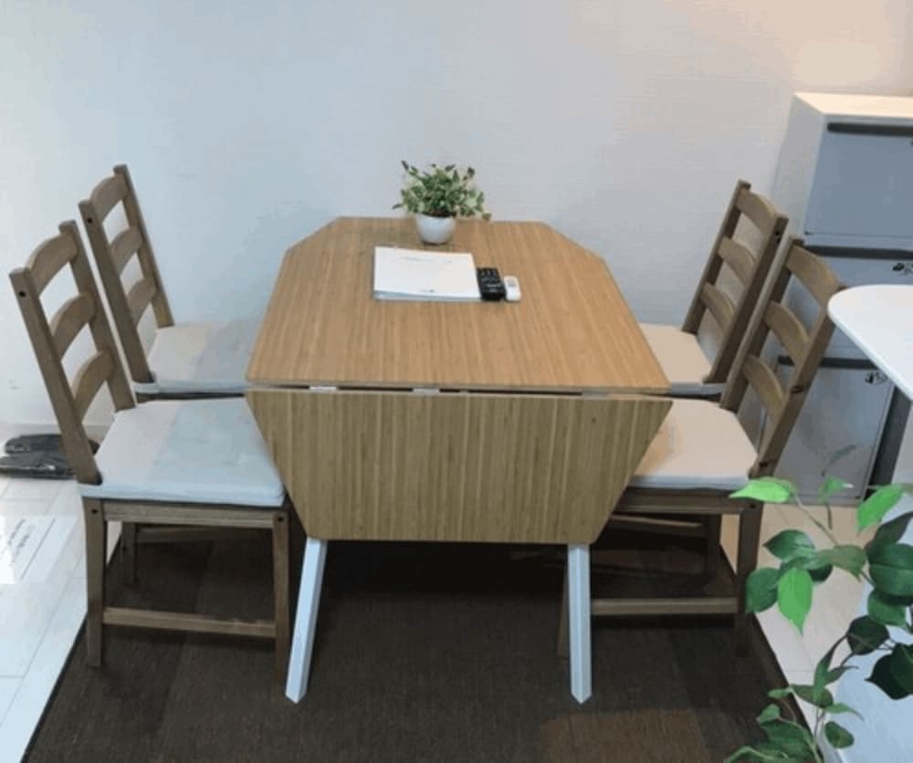 客室内のダイニングエリア