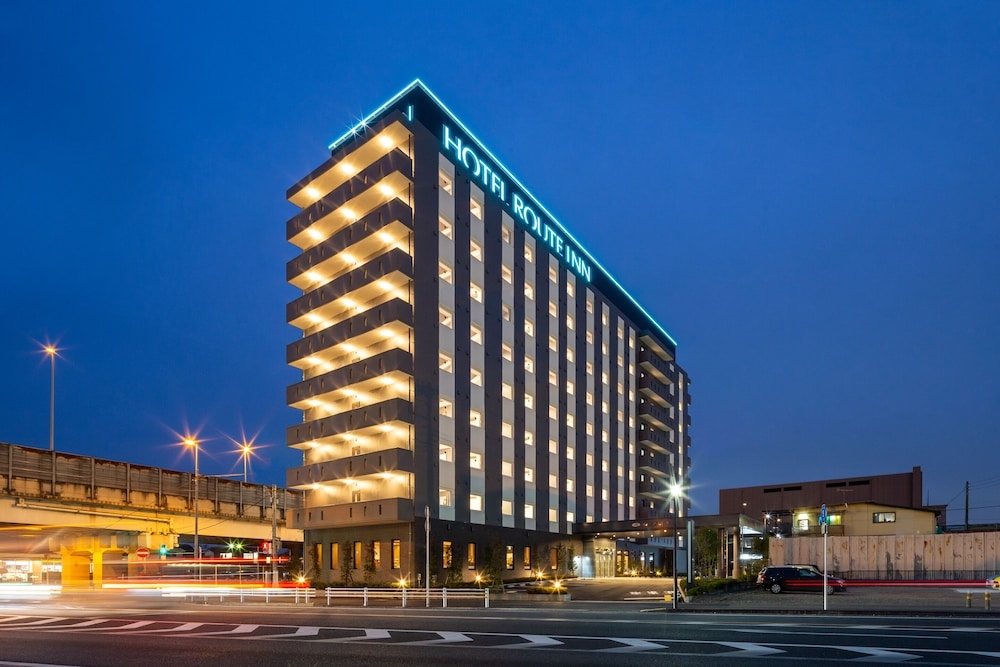 施設の正面 (日没後)