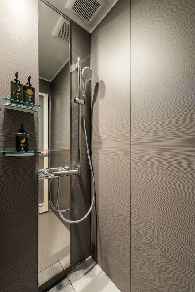 バスルームのシャワー