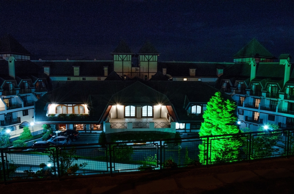 施設の正面 (日没後)