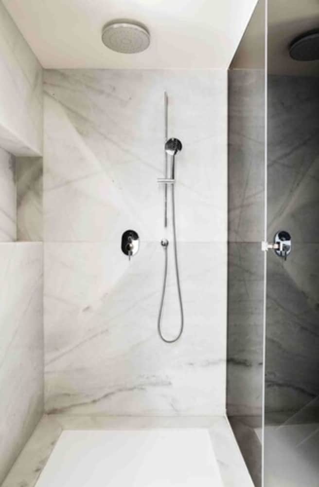 バスルームのシャワー