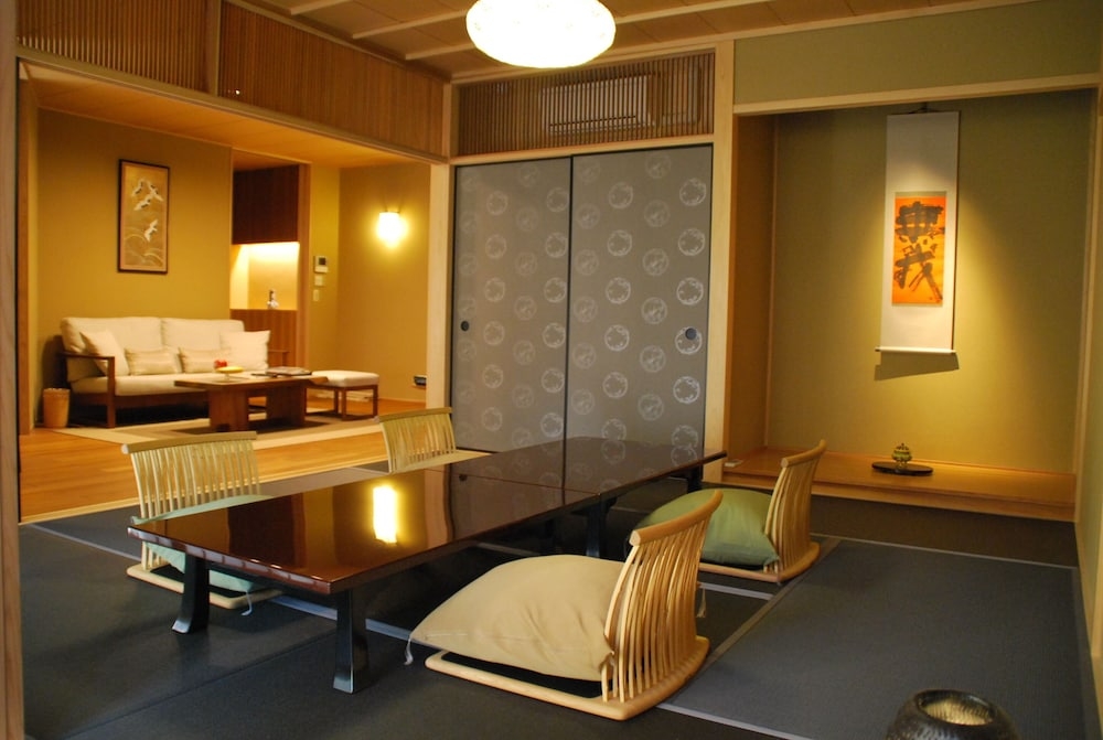 客室内のダイニングエリア