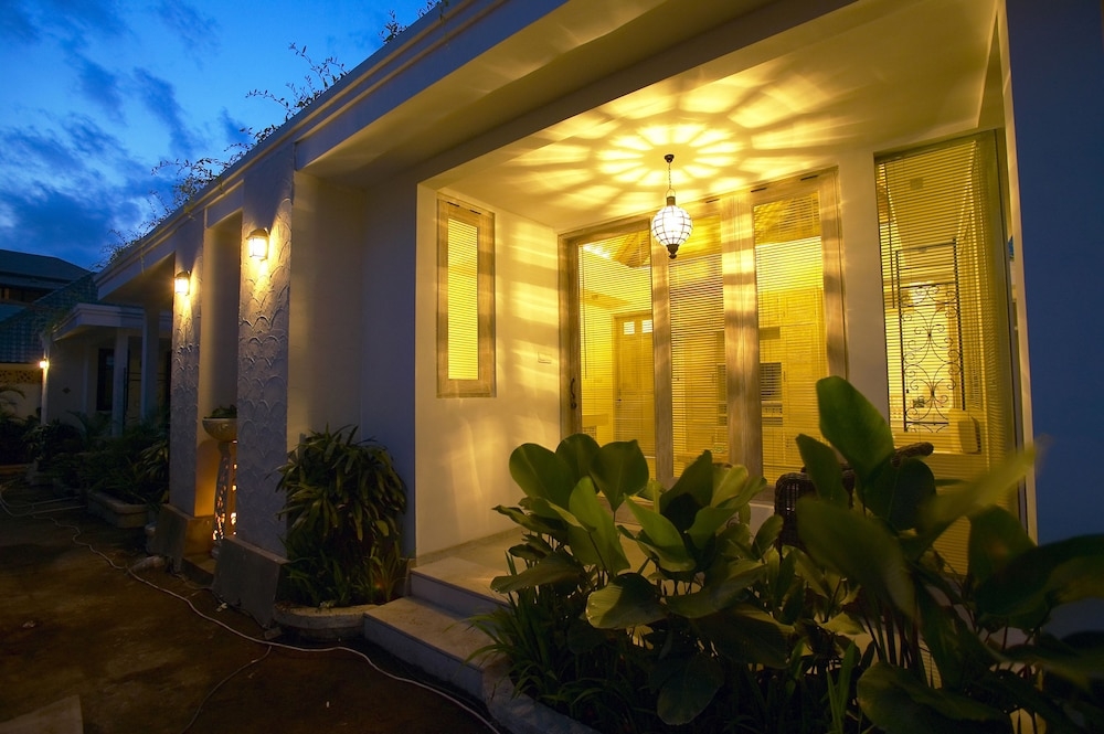 施設の正面 (日没後)