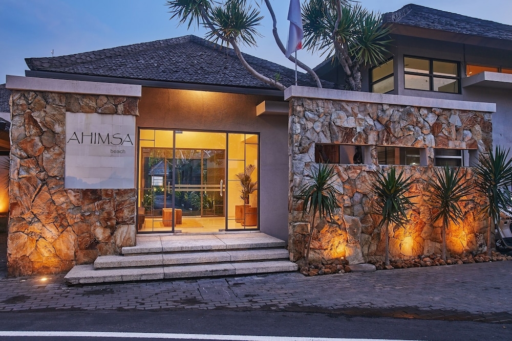 施設の正面 (日没後)