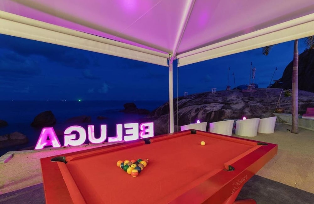 施設の正面 (日没後)