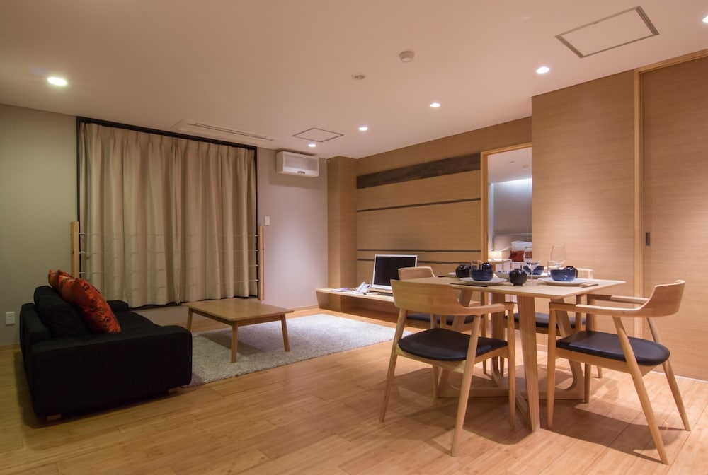客室内のダイニングエリア