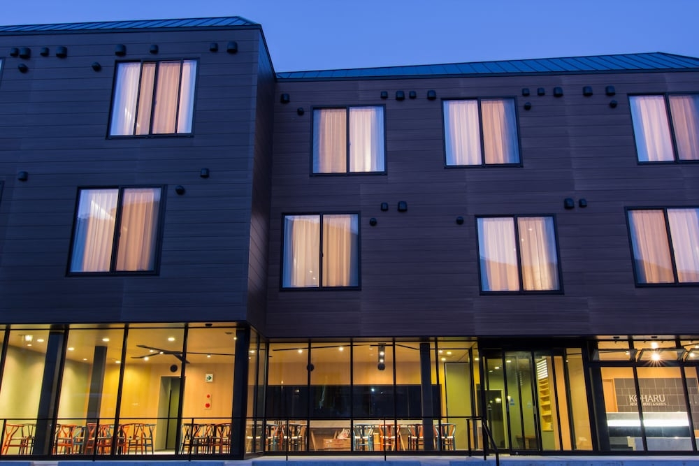 施設の正面 (日没後)