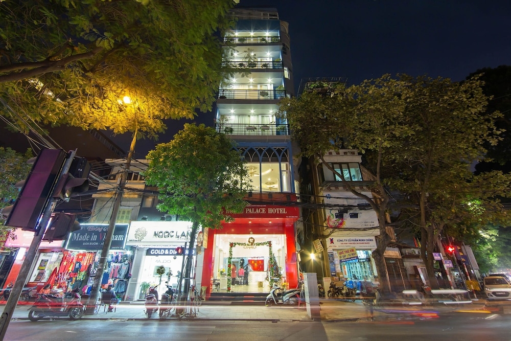 施設の正面 (日没後)