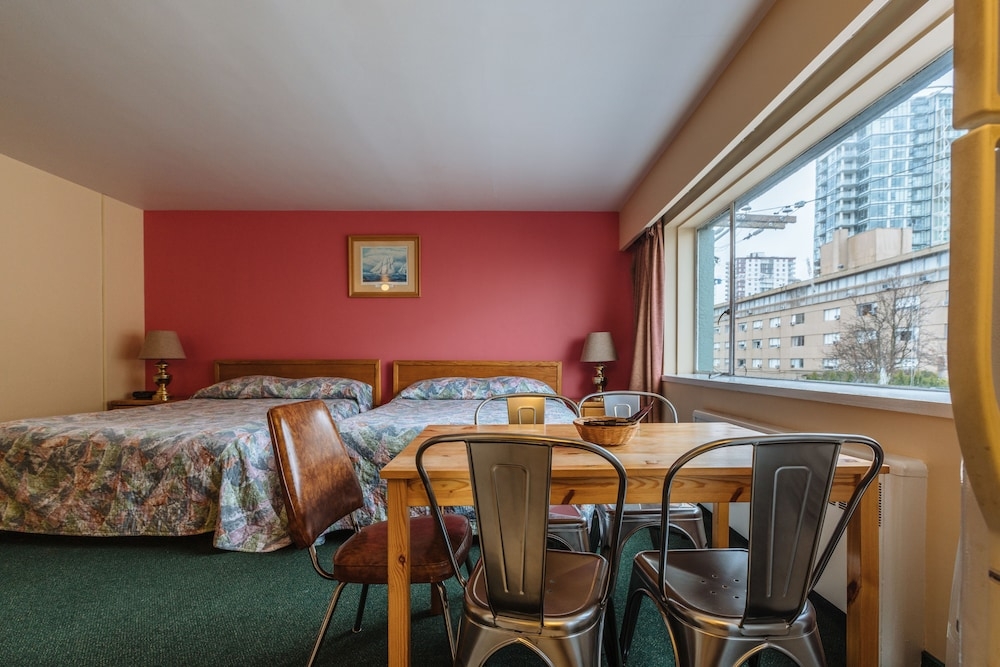 客室内のダイニングエリア