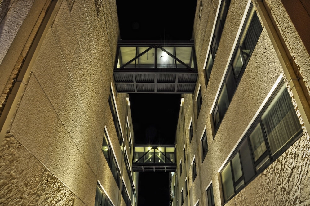 施設の正面 (日没後)