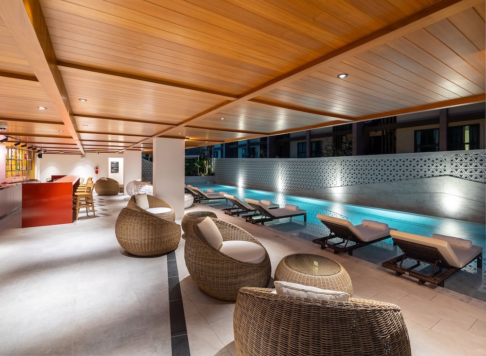 プールサイドバー