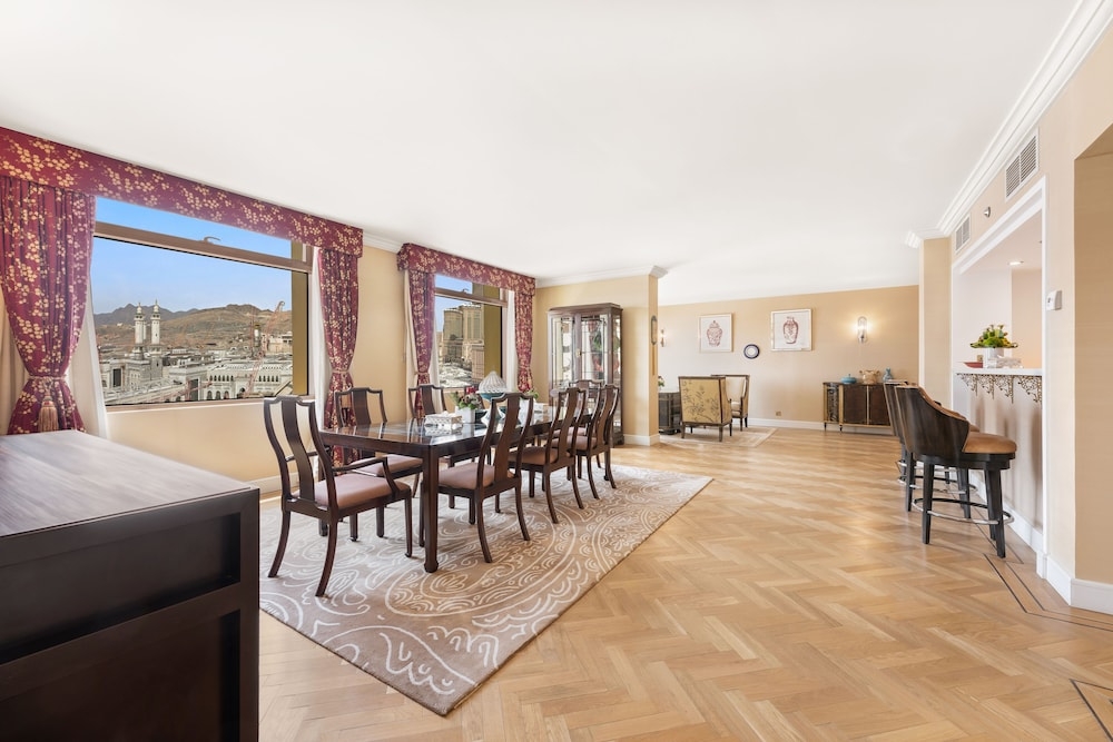 客室内のダイニングエリア