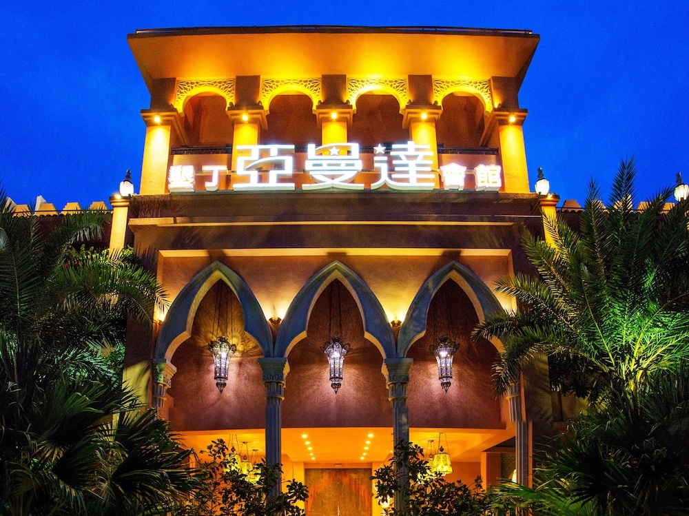 施設の正面 (日没後)