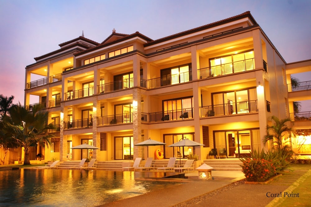 施設の正面 (日没後)