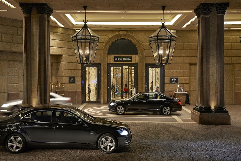 施設の正面 (日没後)