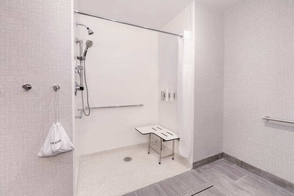 バスルームのシャワー