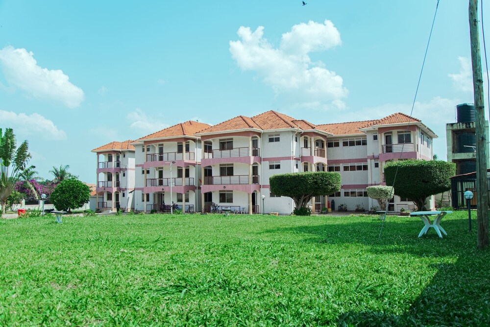 施設の正面 (日没後)