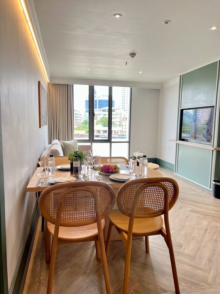 客室内のダイニングエリア