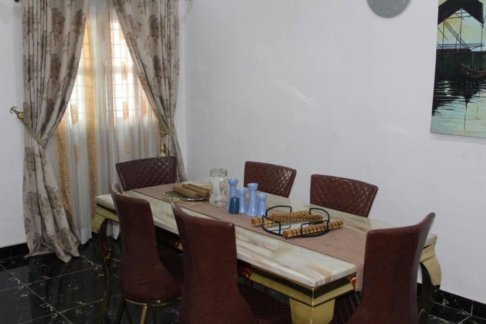 客室内のダイニングエリア