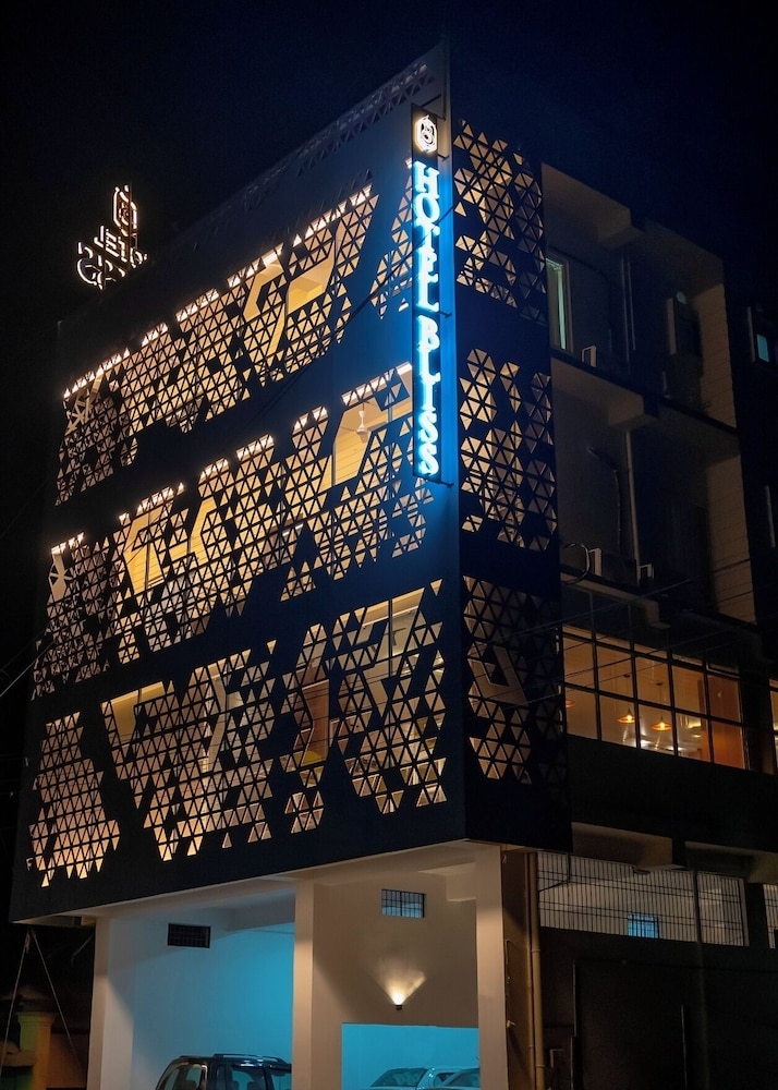 施設の正面 (日没後)