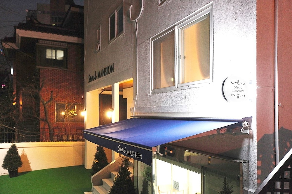 施設の正面 (日没後)