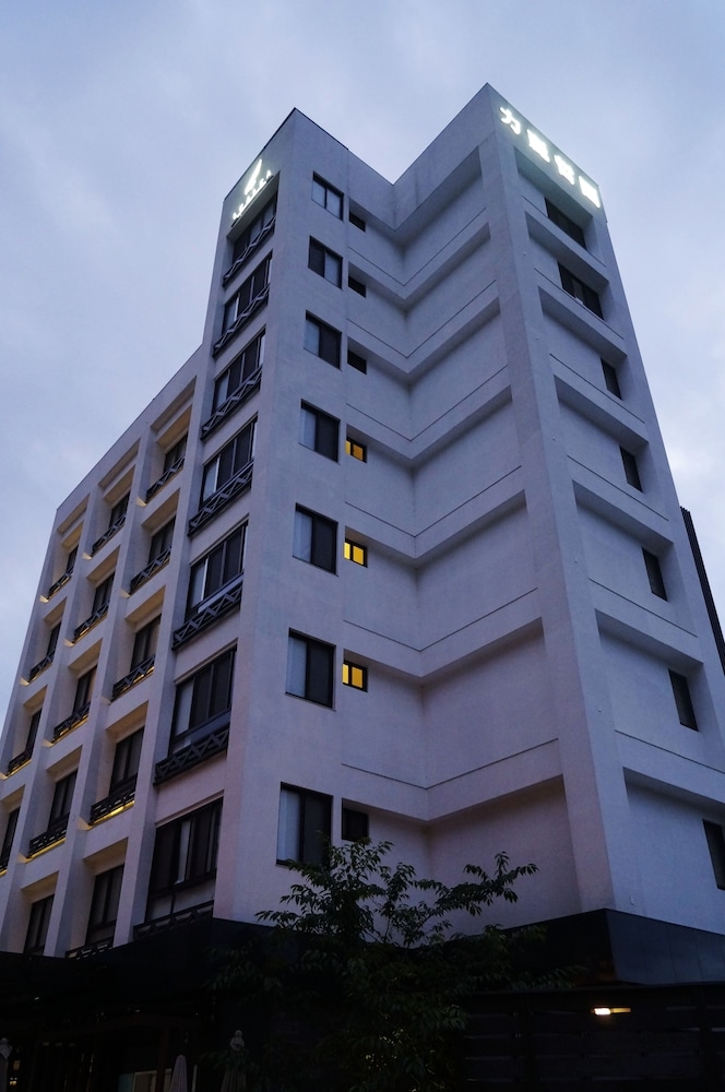 施設の正面 (日没後)