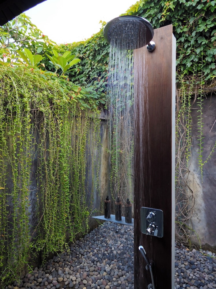 バスルームのシャワー