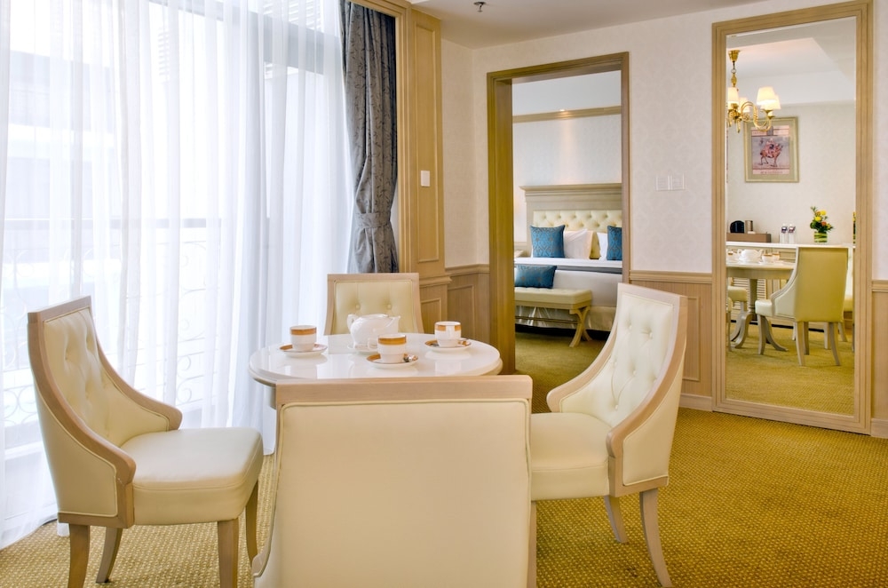 客室内のダイニングエリア