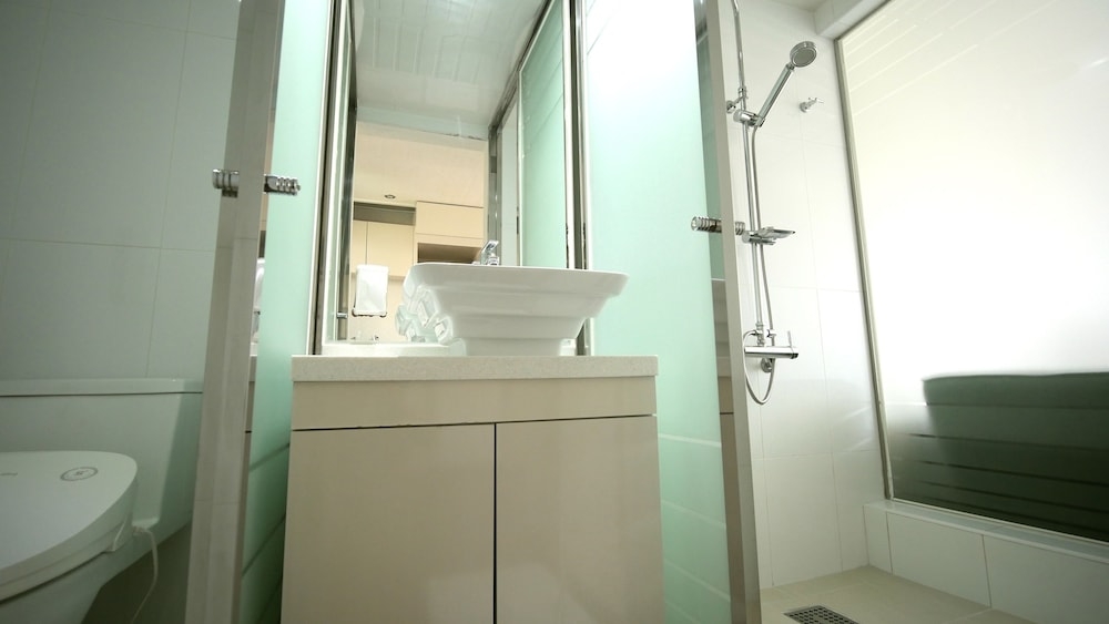 バスルームのシャワー