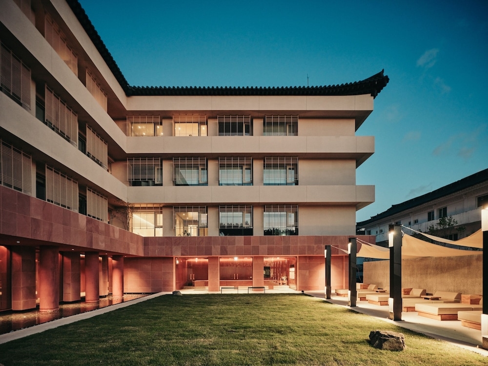 施設の正面 (日没後)