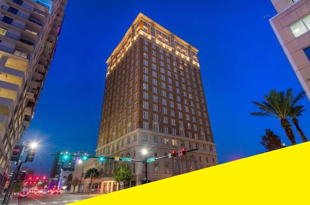 施設の正面 (日没後)