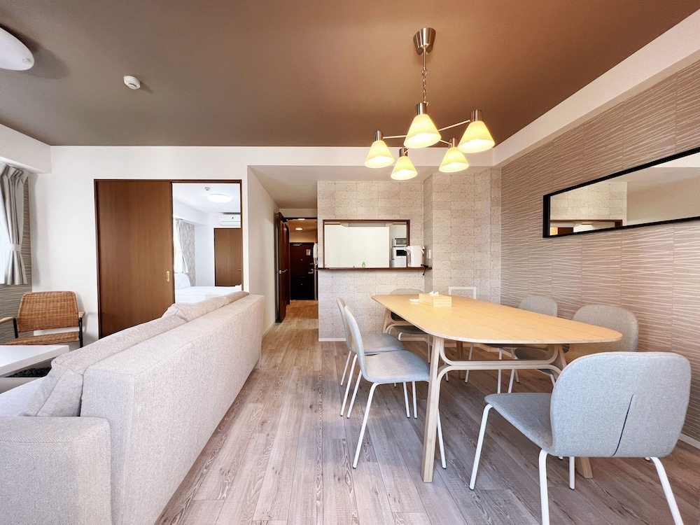 客室内のダイニングエリア