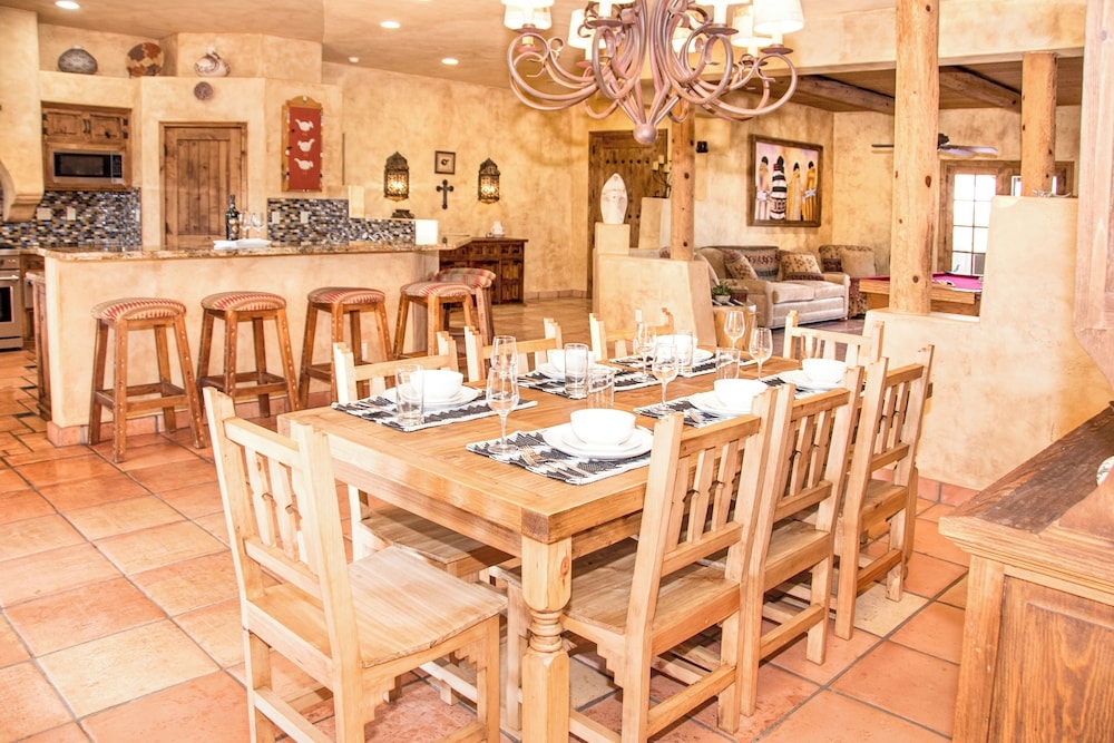 客室内のダイニングエリア