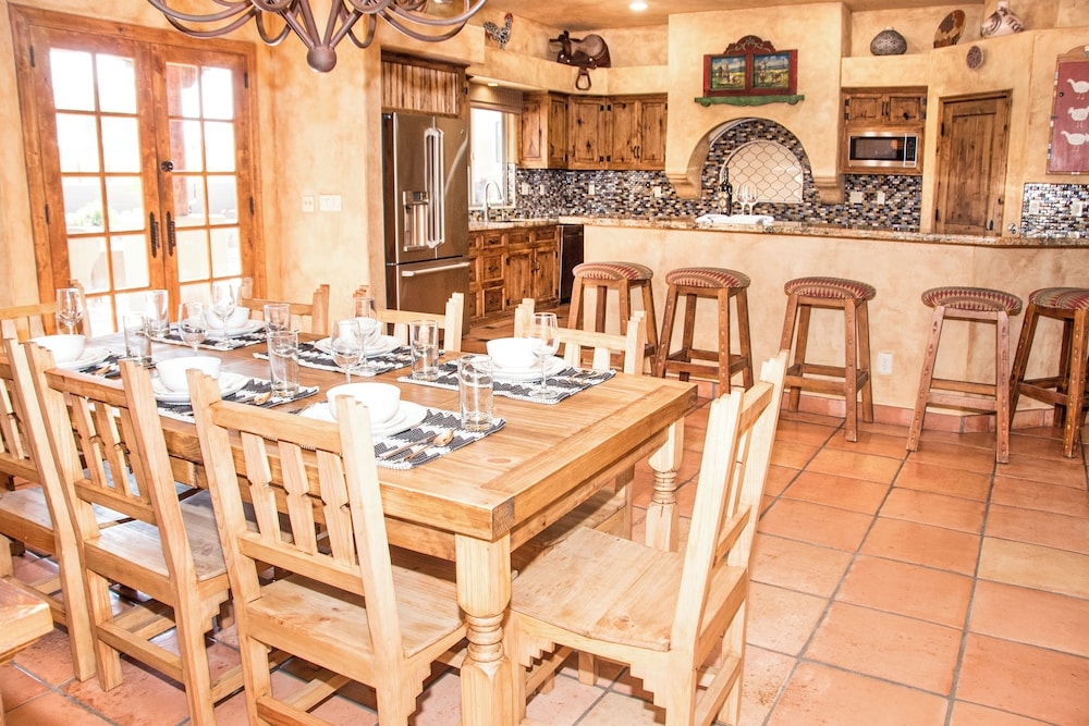 客室内のダイニングエリア