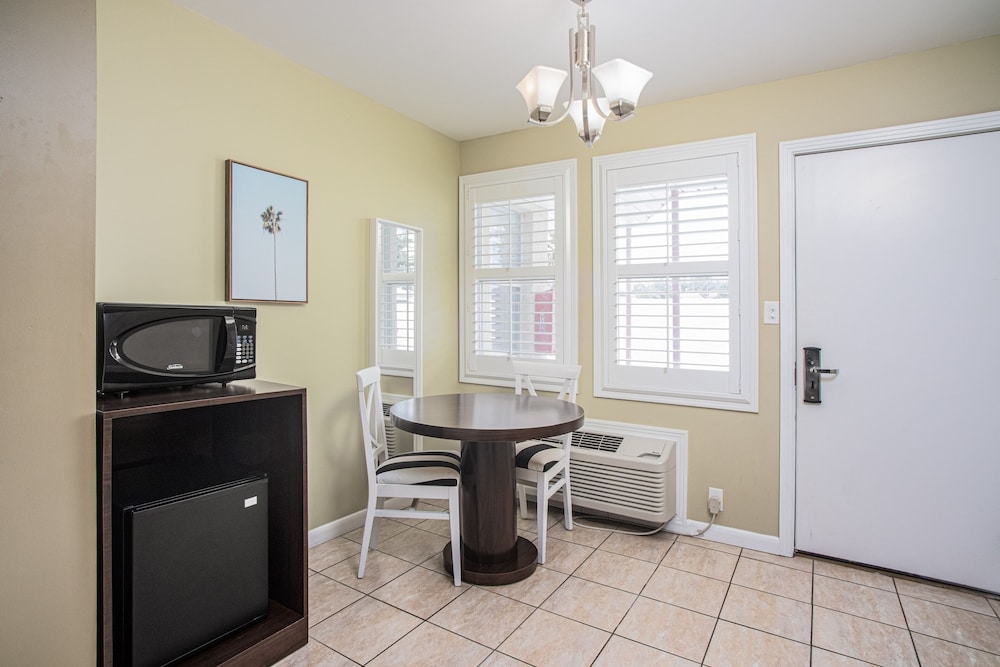 客室内のダイニングエリア