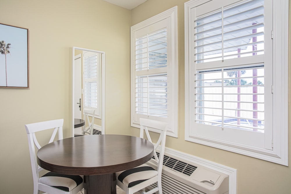 客室内のダイニングエリア