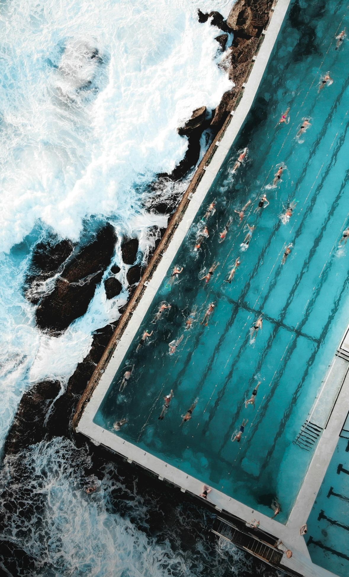 波が砕けるビーチ
シドニーの
ボンダイビーチホテル