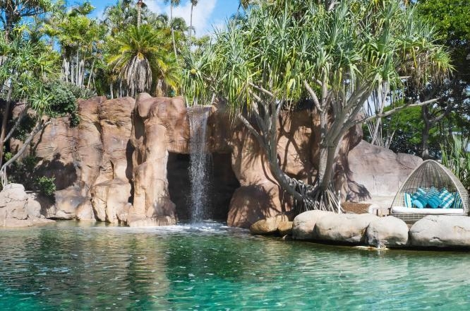 JW マリオット ゴールド コースト リゾート & スパ 屋外プールの滝