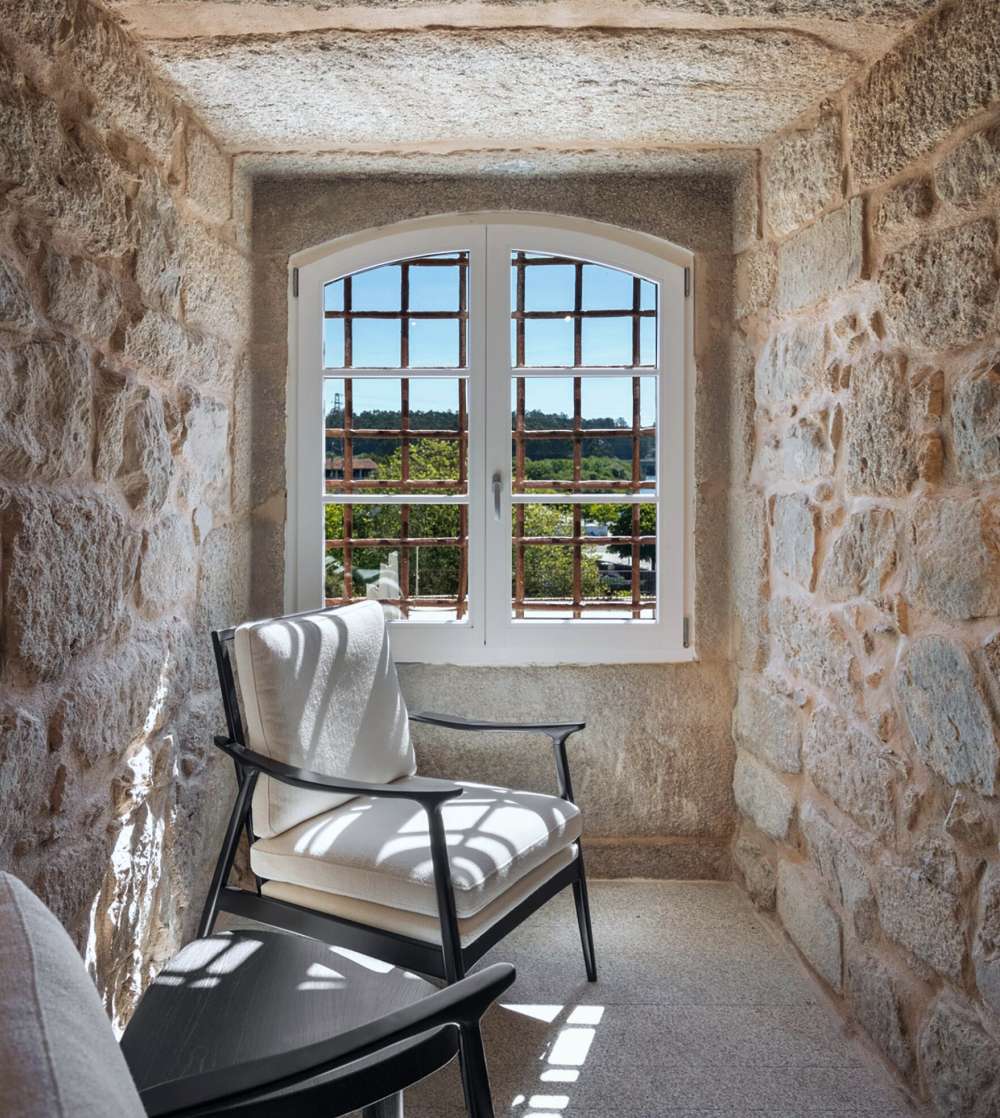 ひんやりとした 城壁に沿って<br/>ポルトのポウサダホテル