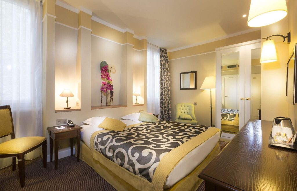 エッフェル塔 ホテル