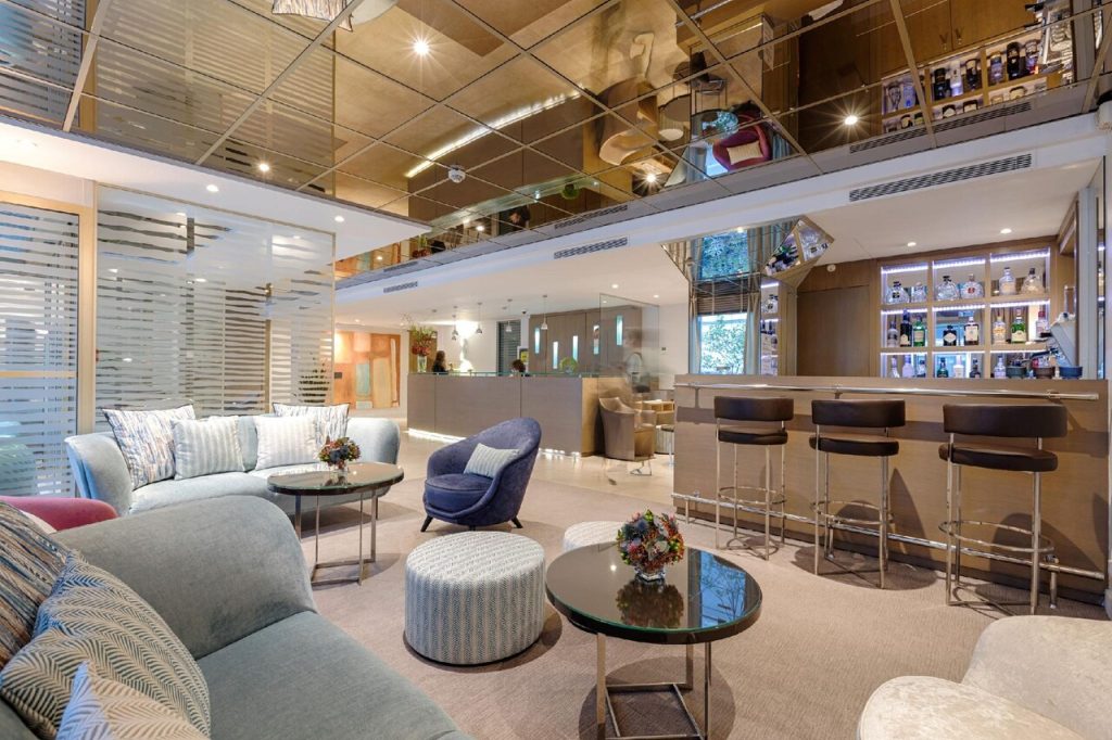 エッフェル塔 ホテル