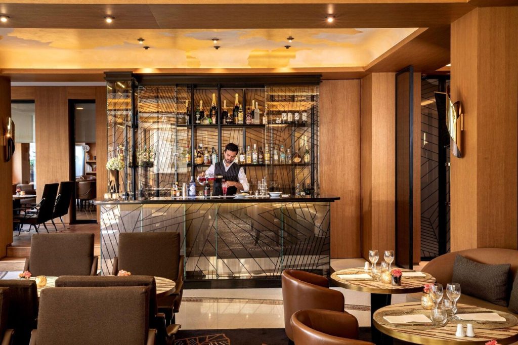 エッフェル塔 ホテル