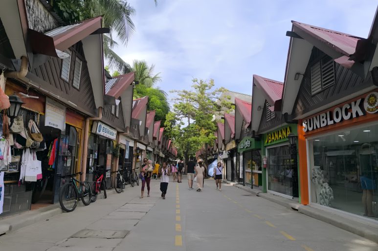 レストランやカフェが立ち並ぶボラカイ島のDモール