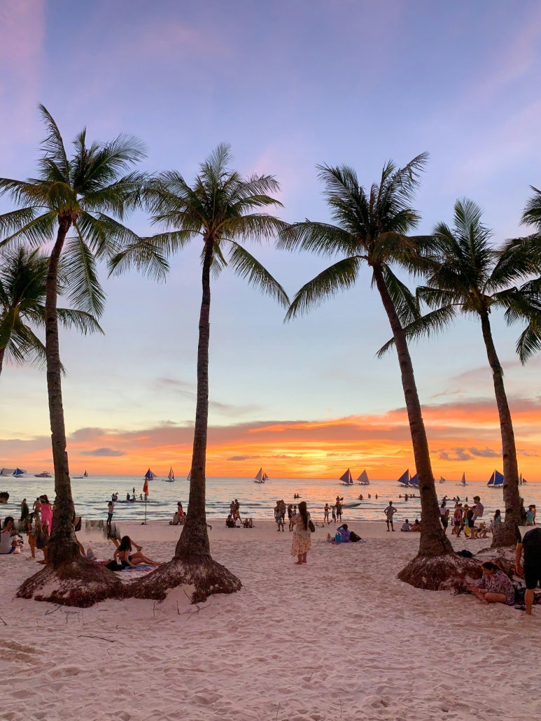 夕日に染まるホワイトビーチの景色
