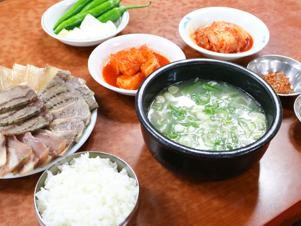 味成屋(ミソンオク),明洞ホテル3人