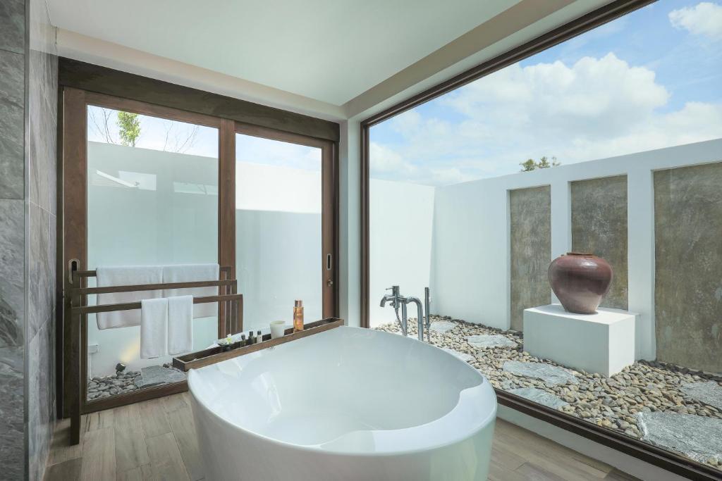 自然に囲まれたチェンマイのラグジュアリープールヴィラ