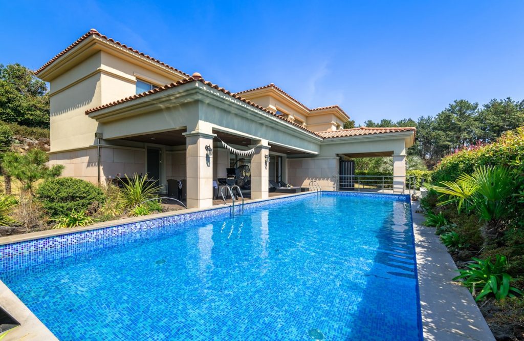 済州島の温水プール付きホテル