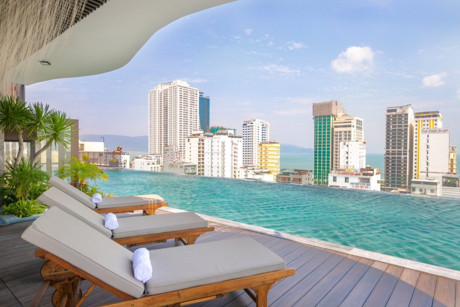 ベトナム・ダナンㅣゴールデン ロータス グランド、ミーケビーチビューのインフィニティプールで過ごす特別なひととき